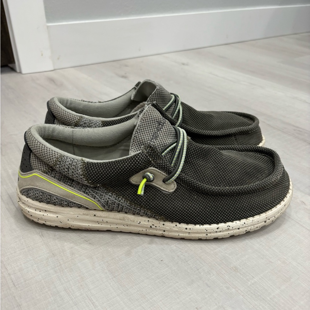 Men’s size 13 hey dudes